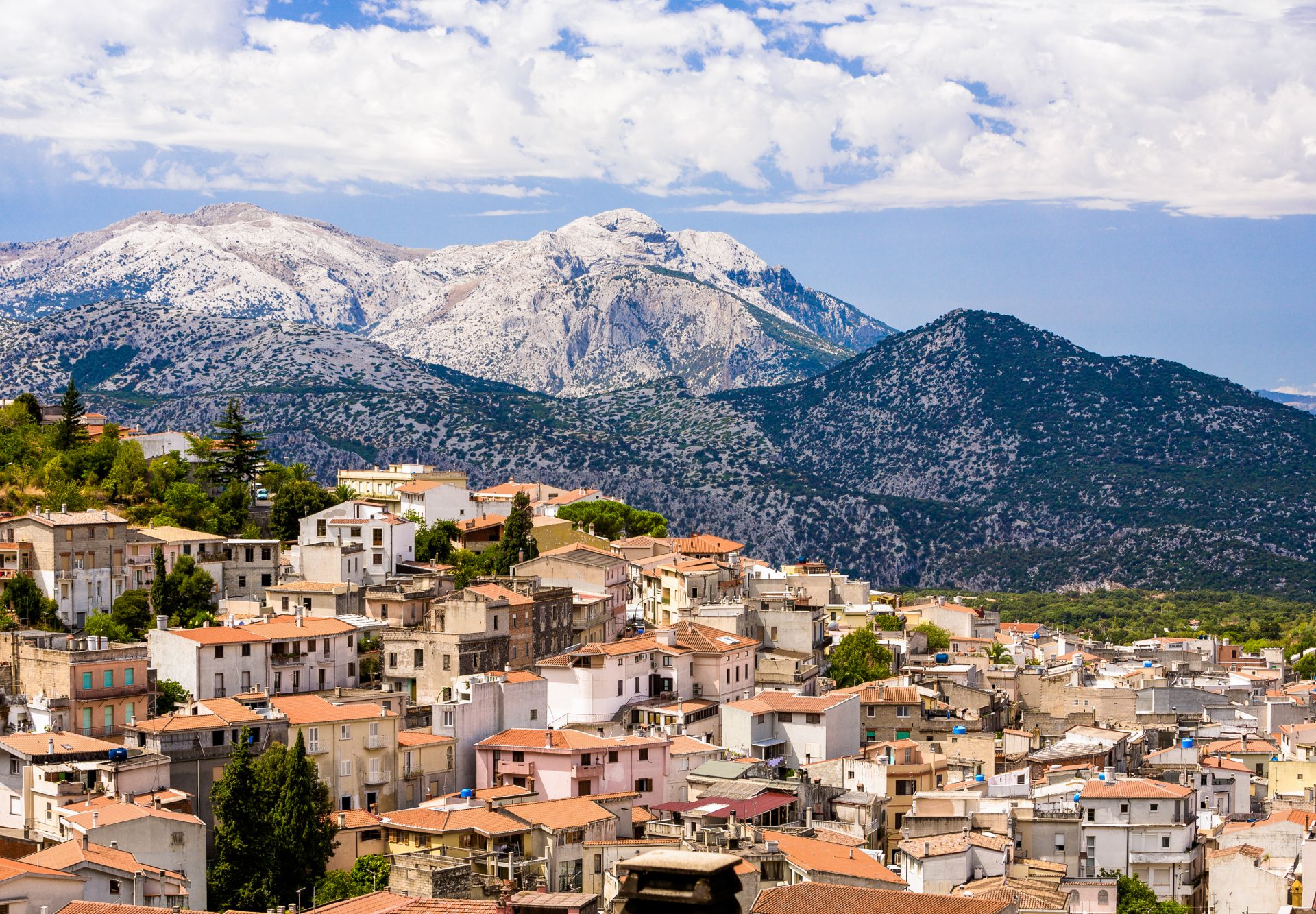 Foto panoramica del paese di Dorgali, nello sfondo il supramonte e il Monte Corrasi